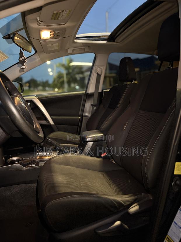 Toyota RAV4 XLE 4dr SUV AWD (2.5L 4cyl 6A) 2015