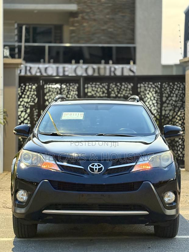 Toyota RAV4 XLE 4dr SUV AWD (2.5L 4cyl 6A) 2015