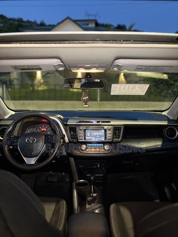 Toyota RAV4 XLE 4dr SUV AWD (2.5L 4cyl 6A) 2015