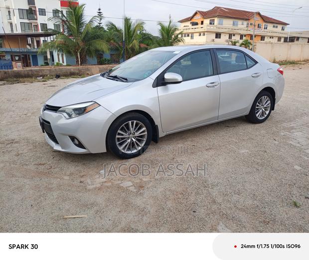 Toyota Corolla LE Premium 4dr Sedan (1.8L 4cyl CVT) 2014 Silver