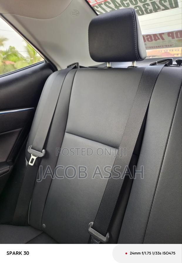 Toyota Corolla LE Premium 4dr Sedan (1.8L 4cyl CVT) 2014 Silver