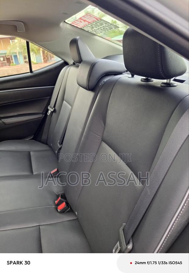 Toyota Corolla LE Premium 4dr Sedan (1.8L 4cyl CVT) 2014 Silver