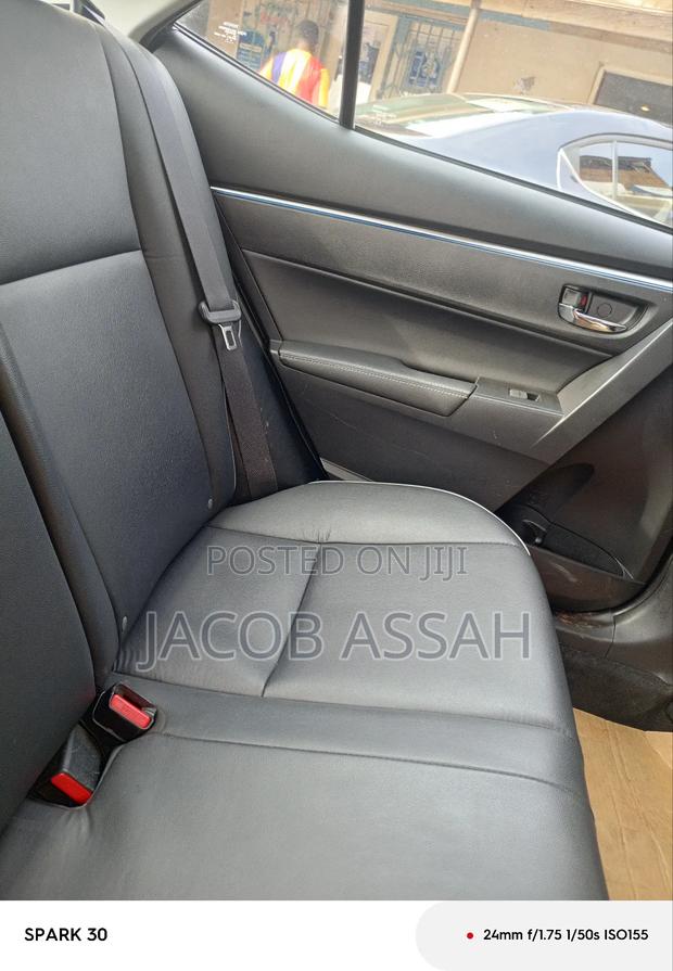 Toyota Corolla LE Premium 4dr Sedan (1.8L 4cyl CVT) 2014 Silver