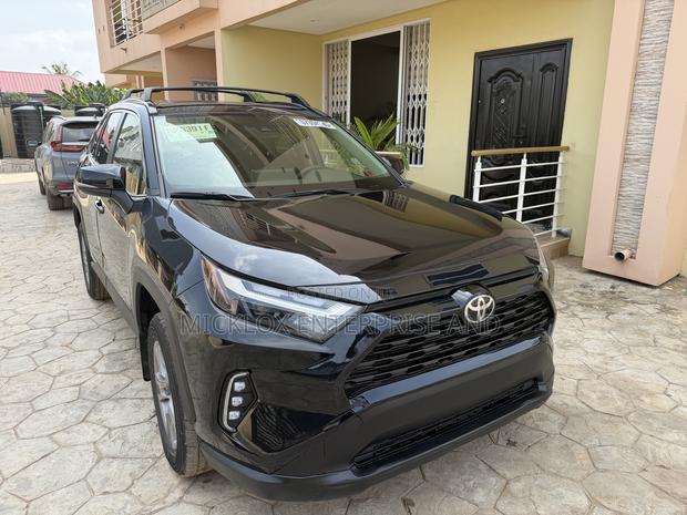 Toyota RAV4 XLE FWD 2023 Black