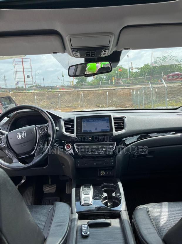 Honda Pilot Touring 4dr SUV 4WD (3.5L 6cyl 9A) 2017 Black