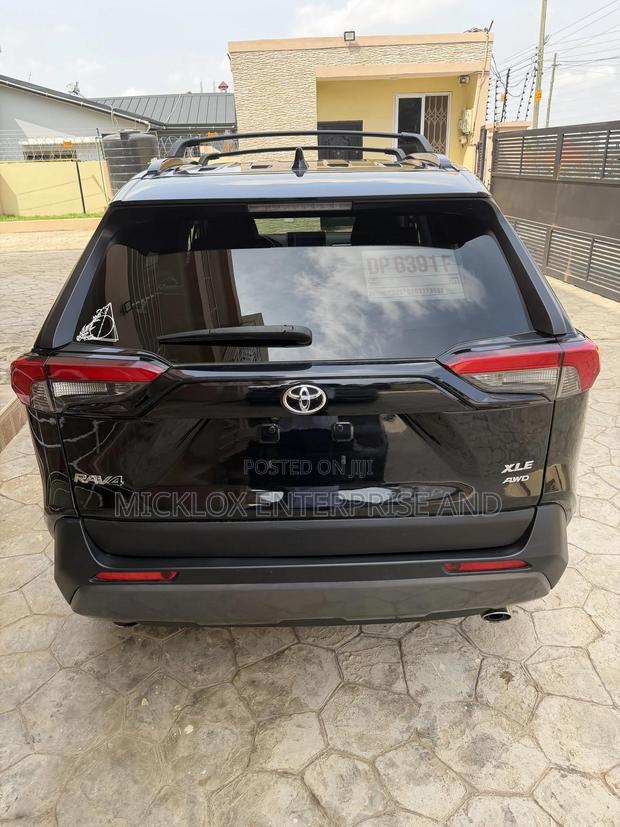 Toyota RAV4 XLE FWD 2023 Black
