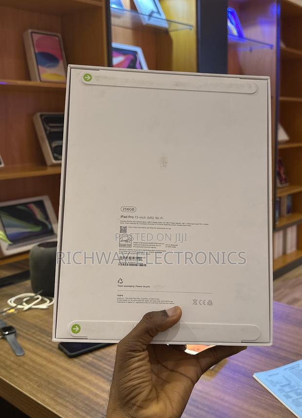 New Apple iPad Pro 13 (2025) 256 GB Black photo 2