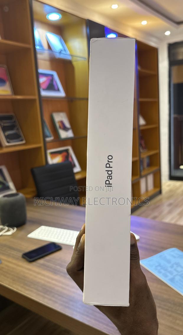 New Apple iPad Pro 13 (2025) 256 GB Black photo 3