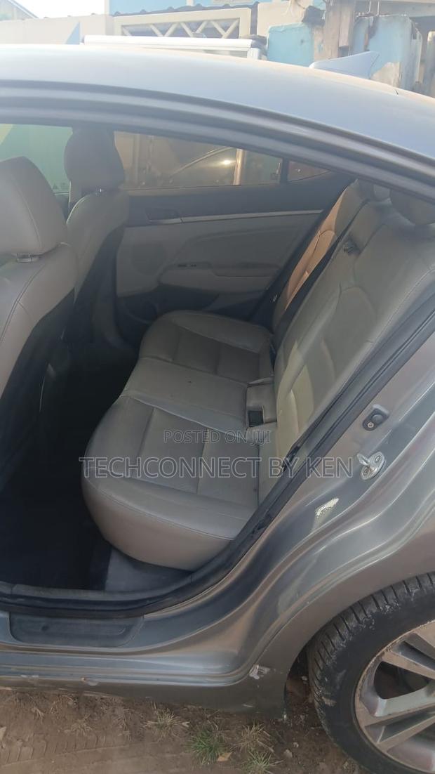 Hyundai Elantra SE 4dr Sedan (1.8L 4cyl 6A) 2015 Gray photo 3