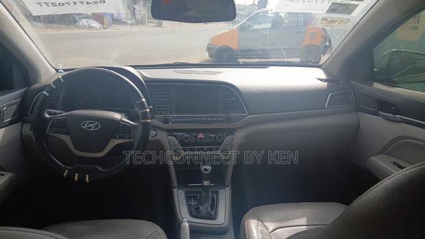 Hyundai Elantra SE 4dr Sedan (1.8L 4cyl 6A) 2015 Gray photo 4