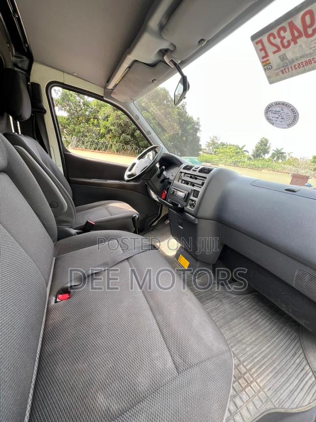 Toyota HiAce 2013 Black