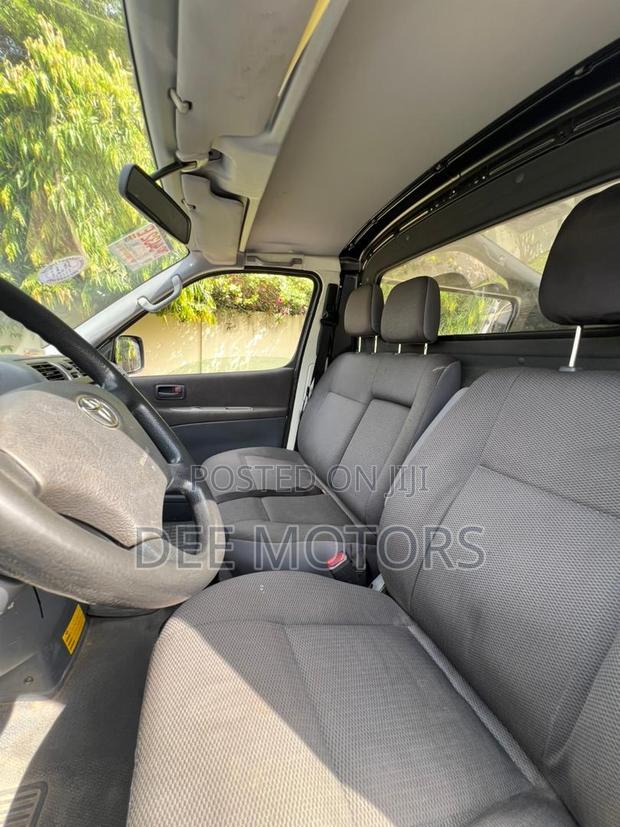 Toyota HiAce 2013 Black