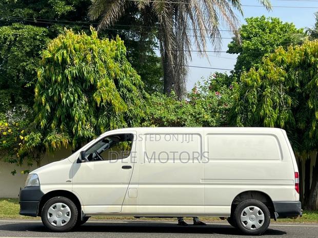 Toyota HiAce 2013 Black