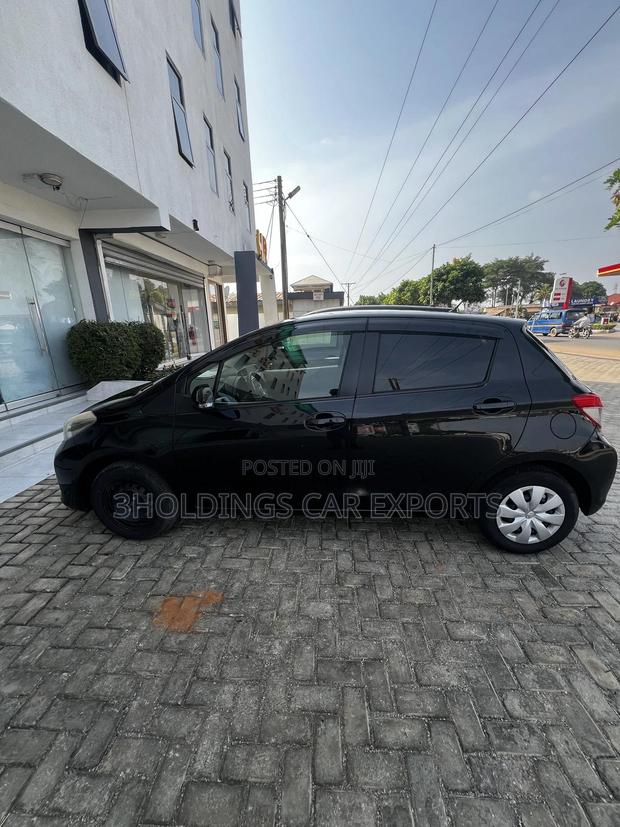 Toyota Vitz 1.3 FWD 5dr 2013 Black photo 3