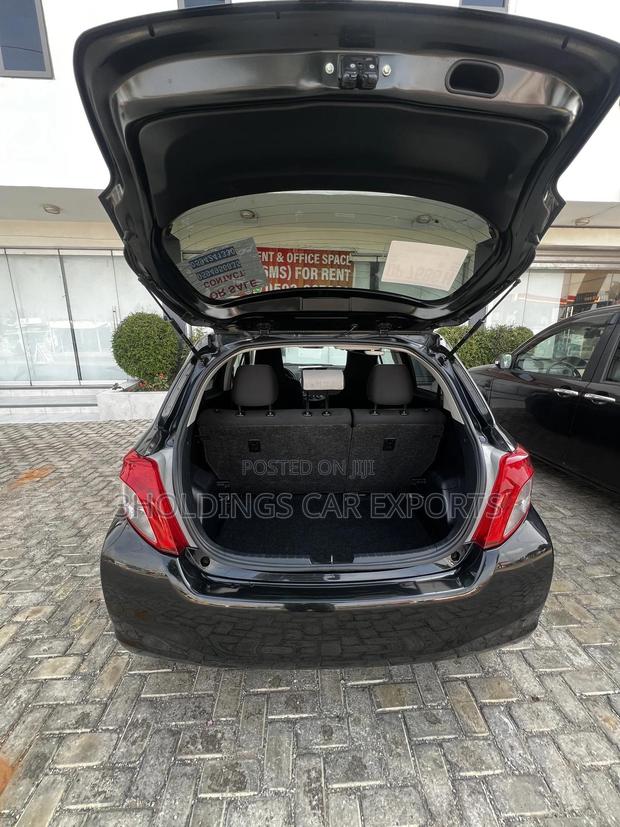 Toyota Vitz 1.3 FWD 5dr 2013 Black photo 4
