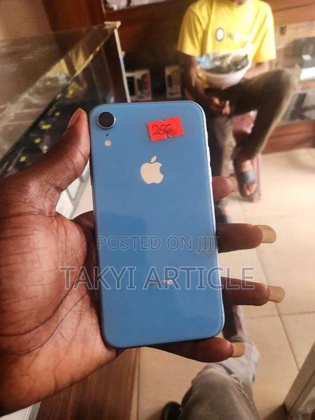 Apple iPhone XR 64 GB Blue · Photo 3