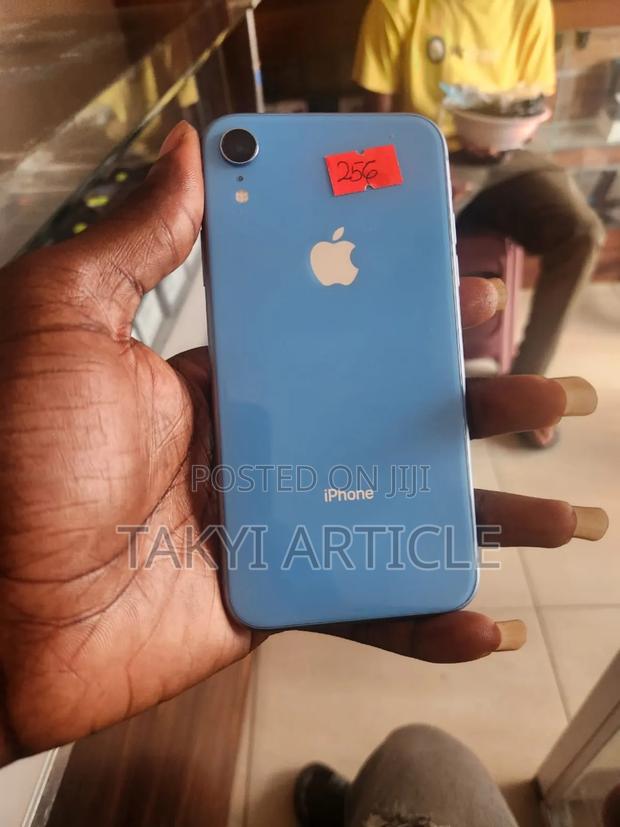 Apple iPhone XR 64 GB Blue · Photo 4