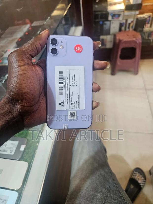 Apple iPhone 11 64 GB Purple · Photo 4
