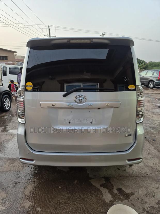 Toyota Voxy 2010 Silver