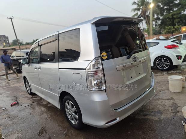 Toyota Voxy 2010 Silver photo 2
