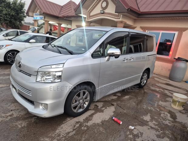 Toyota Voxy 2010 Silver photo 3