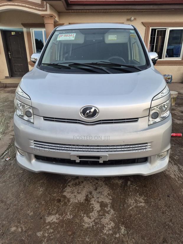 Toyota Voxy 2010 Silver photo 4