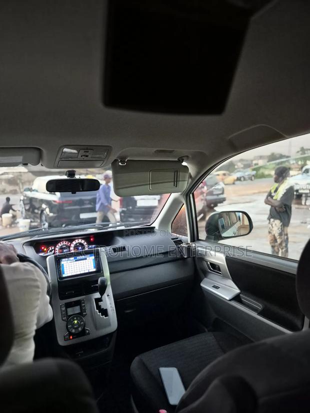 Toyota Voxy 2010 Silver photo 5