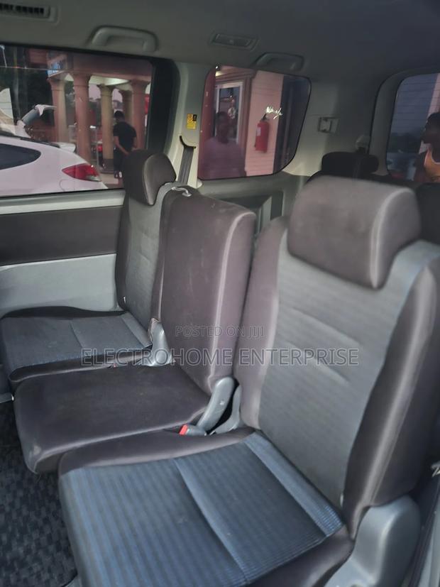 Toyota Voxy 2010 Silver photo 6