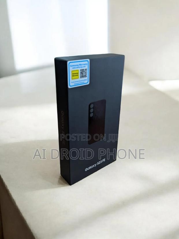 New Samsung Galaxy S23 FE 128 GB Gold photo 2