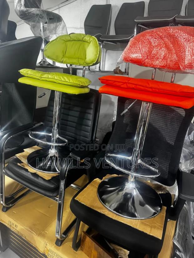 Lemon Green Bar Stool · Photo 2