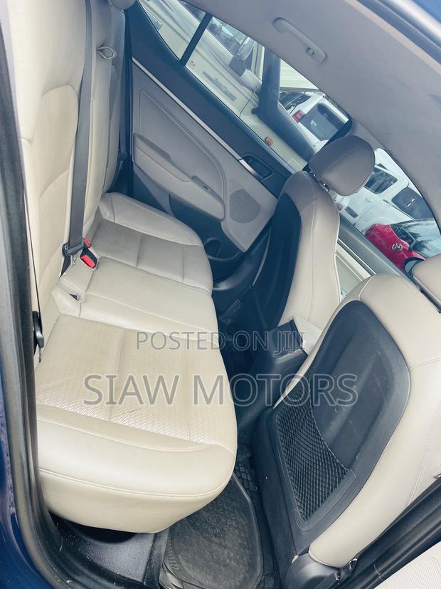 Hyundai Elantra SE Sedan FWD (2.0L 4cyl 6M) 2017 Blue