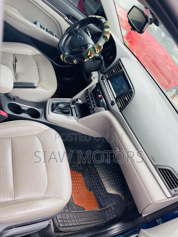 Hyundai Elantra SE Sedan FWD (2.0L 4cyl 6M) 2017 Blue