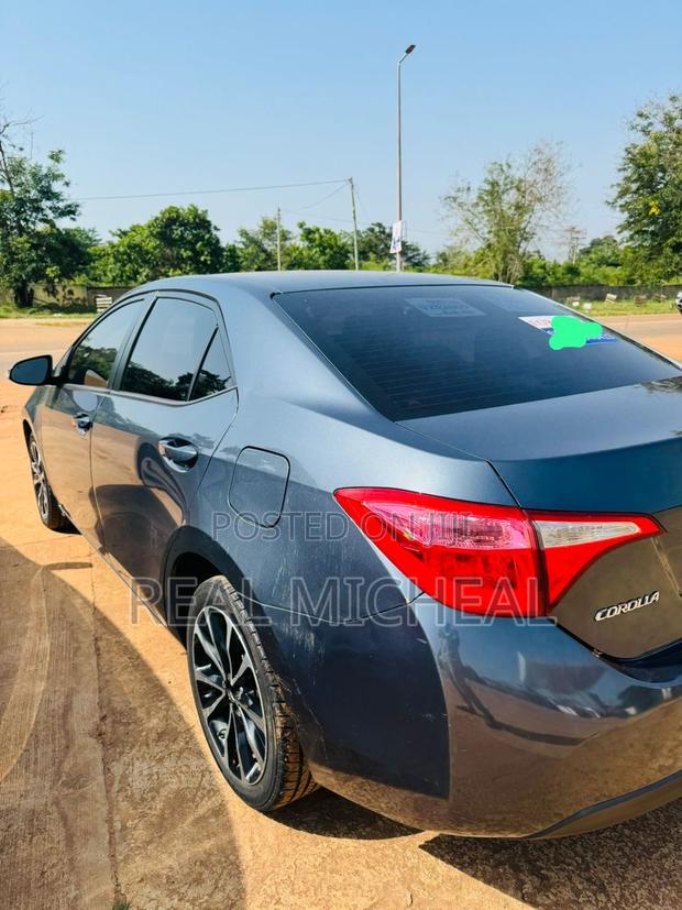 Toyota Corolla SE (1.8L 4cyl 6M) 2018 Black