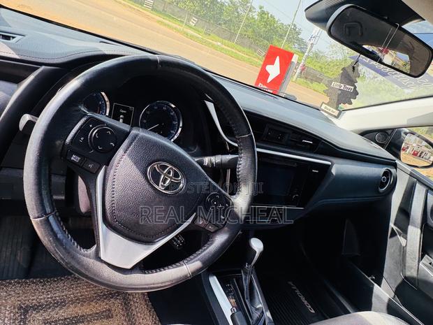 Toyota Corolla SE (1.8L 4cyl 6M) 2018 Black
