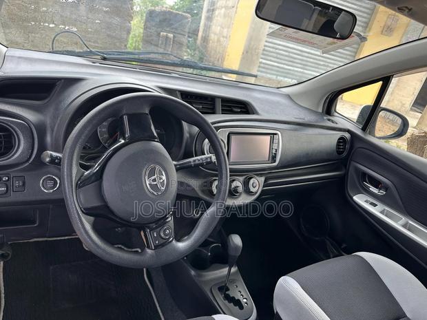 Toyota Vitz 2015 White photo 9