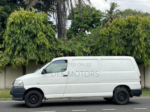 Toyota HiAce 2012 White