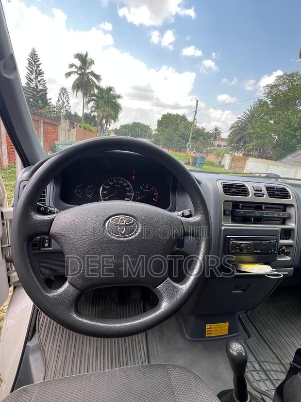 Toyota HiAce 2012 White