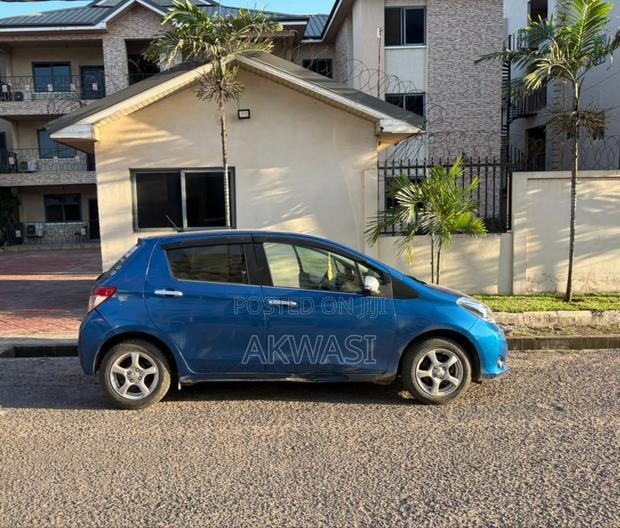 Toyota Vitz 1.5 FWD 3dr 2013 Blue photo 2