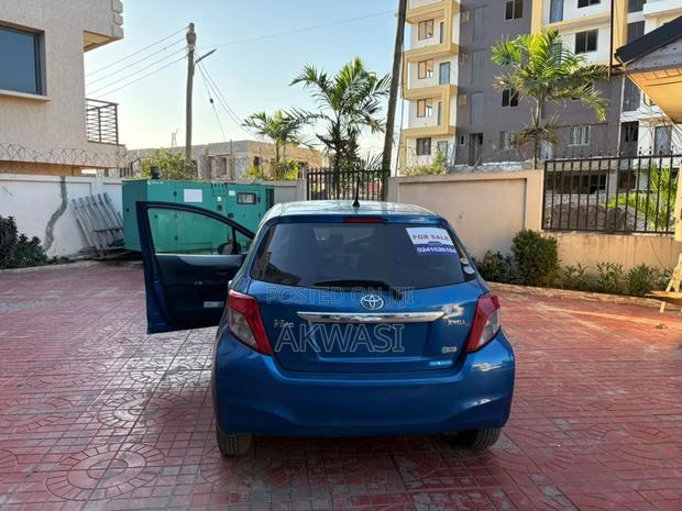 Toyota Vitz 1.5 FWD 3dr 2013 Blue photo 3