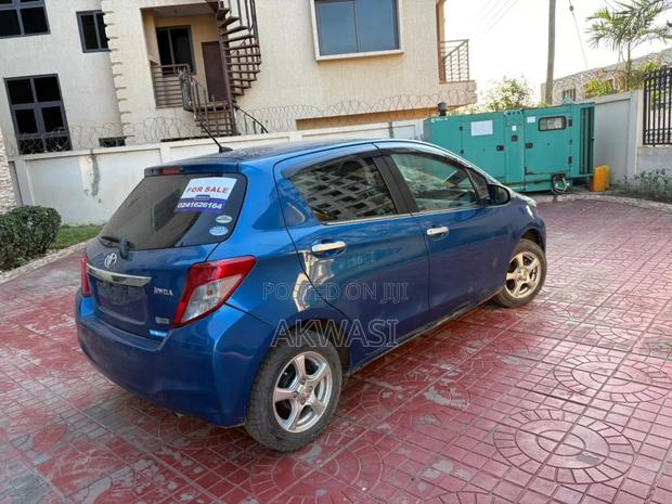Toyota Vitz 1.5 FWD 3dr 2013 Blue photo 4