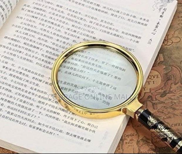 Handheld Magnifying Glass