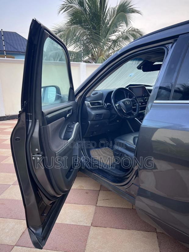 Toyota Highlander XLE 2021 Gray