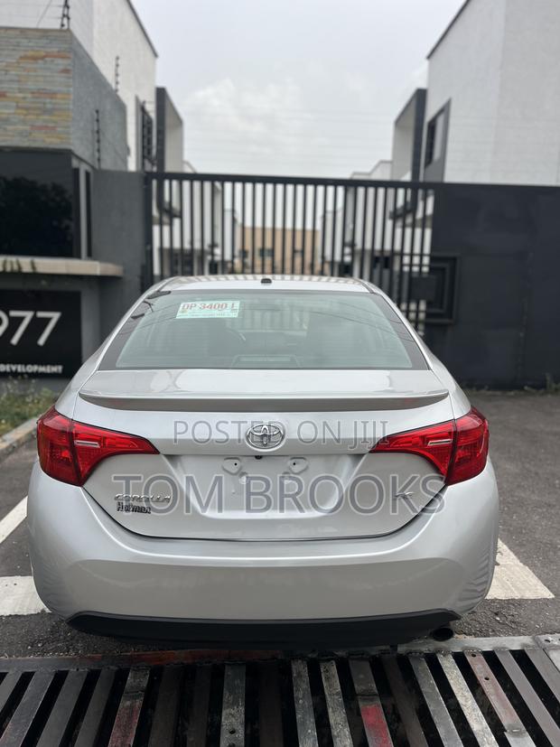 Toyota Corolla SE (1.8L 4cyl 2A) 2018 Silver