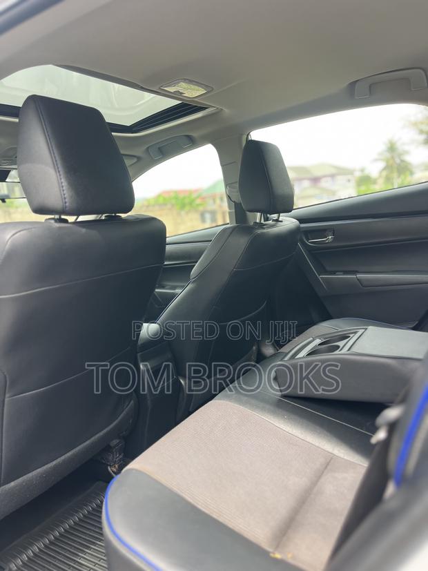 Toyota Corolla SE (1.8L 4cyl 2A) 2018 Silver