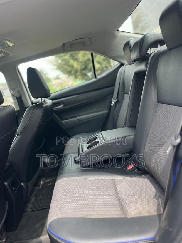 Toyota Corolla SE (1.8L 4cyl 2A) 2018 Silver