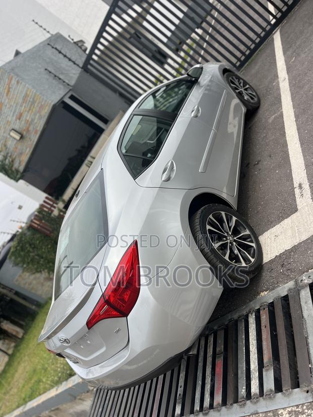 Toyota Corolla SE (1.8L 4cyl 2A) 2018 Silver