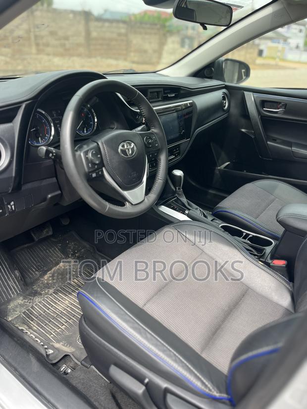 Toyota Corolla SE (1.8L 4cyl 2A) 2018 Silver