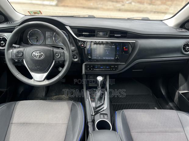 Toyota Corolla SE (1.8L 4cyl 2A) 2018 Silver