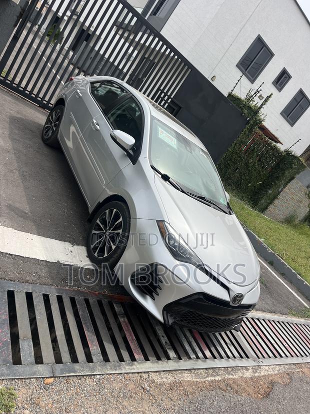 Toyota Corolla SE (1.8L 4cyl 2A) 2018 Silver