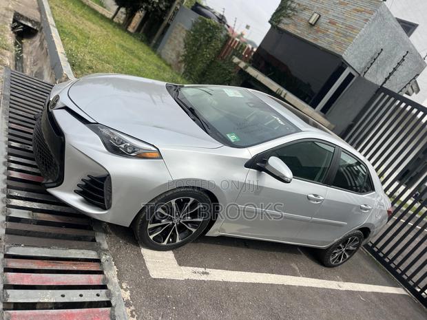 Toyota Corolla SE (1.8L 4cyl 2A) 2018 Silver
